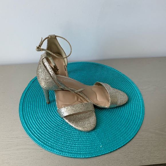 Gold sequence heels - Picture 1 of 3